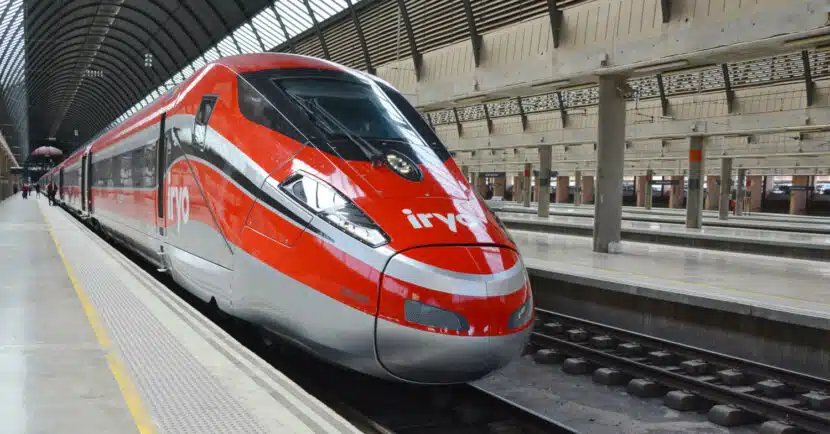 Tren de alta velocidad de iryo en Sevilla-Santa Justa durante el viaje inaugural. CRISTINA TOLOSA.