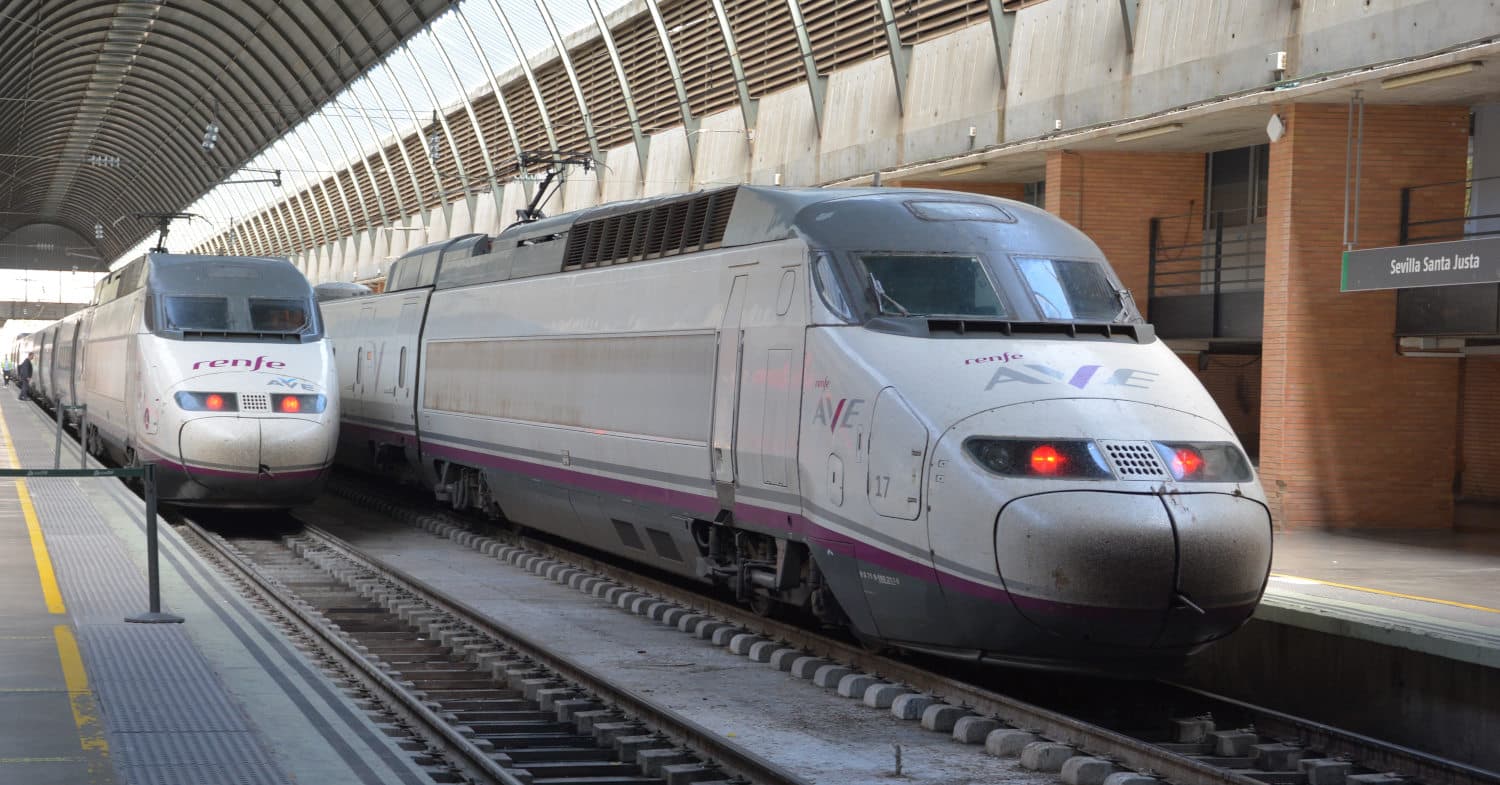 Trenes del AVE Madrid-Sevilla en Santa Justa. MIGUEL BUSTOS.