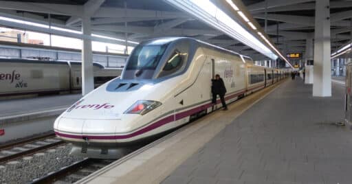 Tren AVE Madrid-València en la estación de Joaquín Sorolla. CARLOS TEIXIDOR CADENAS.