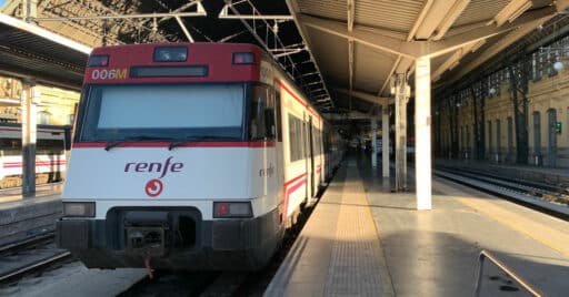 Tren de Cercanías Valencia en la estación València Nord. TRANVÍA BLANCO.