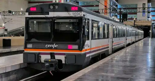 Tren de Media Distancia de la serie 470 en la estación de Zaragoza Delicias. MIGUEL BUSTOS.