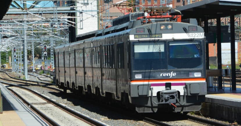 Tren de Media Distancia de Renfe, para el que seguirán valiendo los abonos recurrentes en 2025, en Valladolid Campo Grande. (CC BY NC SA) MIGUEL BUSTOS.