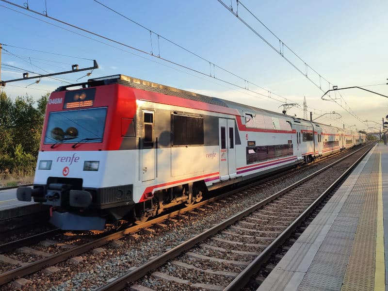 UT 450 en la estación de Azuqueca de Henares. MIGUEL BUSTOS.