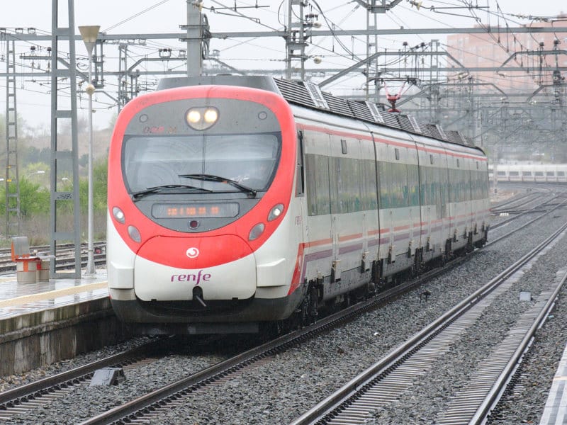 UT 465 en la estación de Vicálvaro. MIGUEL BUSTOS.