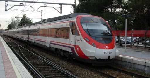 Tren del tipo Civia de Cercanías Madrid en la estación de Fuencarral. © MIGUEL BUSTOS.