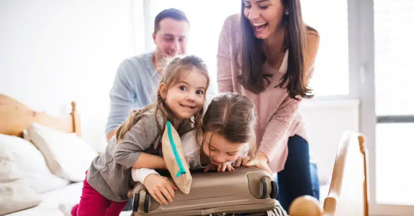 Esta Semana Blanca, Renfe ofrece descuentos del 50% en algunos trayectos para viajar en familia los días sin cole. © ADOBE STOCK.